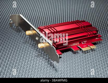 Scheda inserita in uno slot pci del computer che consente la connessione wireless a una rete. Foto Stock