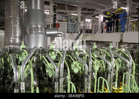 DANIMARCA, Aabenraa havn, nave container Laura Maersk alimentata con il primo e-metanolo dell'impianto Kassø Power-to-X, dell'impianto Kassoe di European Energy e Mitsui, utilizzando CO2 biogenico reperito localmente presso l'impianto di Biogas di Tønder, motore principale di Methanol Foto Stock