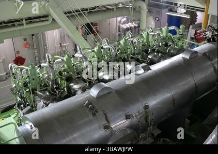 DANIMARCA, Aabenraa havn, nave container Laura Maersk alimentata con il primo e-metanolo dell'impianto Kassø Power-to-X, dell'impianto Kassoe di European Energy e Mitsui, utilizzando CO2 biogenico reperito localmente presso l'impianto di Biogas di Tønder, motore principale di Methanol Foto Stock