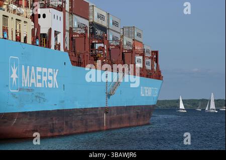 DANIMARCA, Aabenraa havn, nave portacontainer Laura Maersk alimentata con il primo e-metanolo dell'impianto Kassø Power-to-X, dell'impianto Kassoe di European Energy e Mitsui, utilizzando CO2 biogenico reperito localmente presso l'impianto di Biogas di Tønder, slogan presso Maersk Vessel All That Way to Zero Foto Stock