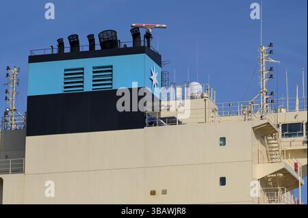 DANIMARCA, Aabenraa havn, nave portacontainer Laura Maersk alimentata con il primo e-metanolo dell'impianto Kassø Power-to-X, dell'impianto Kassoe di European Energy e Mitsui, utilizzando CO2 biogenico proveniente localmente dall'impianto di biogas di Tønder, il tubo di scarico della nave Foto Stock