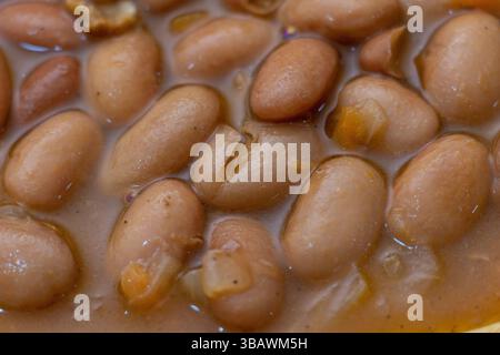 Primo piano di fagioli cotti in liquido salato, pronti per essere serviti, Foto Stock
