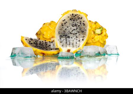 pitaya gialle con ghiaccio su sfondo bianco Foto Stock