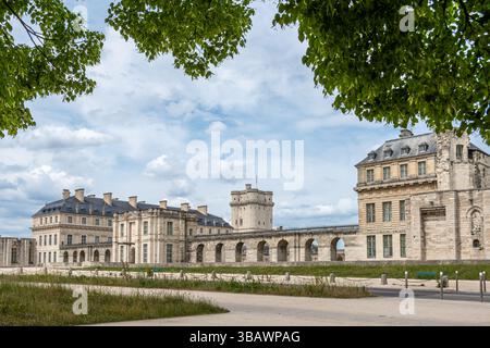 Vista distante del castello di Vincennes. Lo Chateau de Vincennes è una fortezza reale situata a Vincennes, in Francia Foto Stock