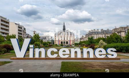Cartello "Vincennes" scritto in lettere bianche di fronte al municipio di Vincennes, Francia, un comune francese situato nel dipartimento della Val-de-Marne Foto Stock
