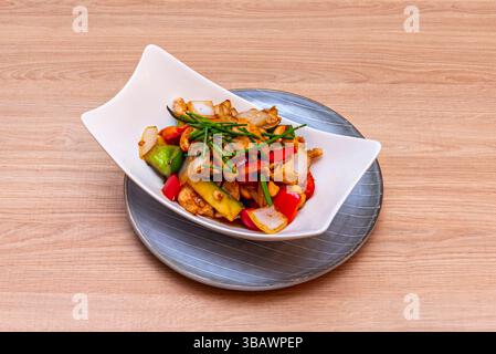 Kai Pad Med Mamuang ha un sapore salato, un po' piccante ed è solitamente accompagnato da altri piatti come il riso bianco o il riso integrale Foto Stock