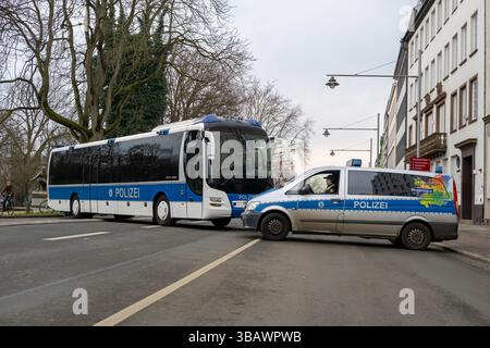 22.02.2025, Germania, Brema, Brema - divieto di terrore della polizia durante il carnevale di Brema. 00A250222D047CAROEX.JPG [RILASCIO MODELLO: NO, RILASCIO PROPRIETÀ: NO ( Foto Stock