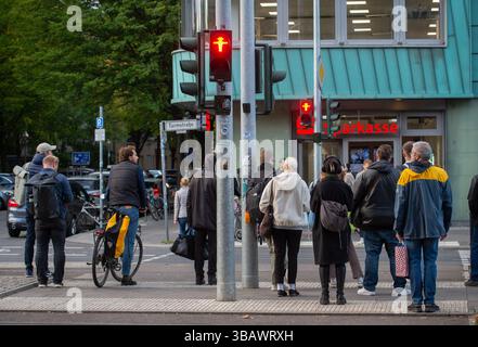 10.10.2024, Germania, Berlino, Berlino - passanti in un passaggio pedonale in Turmstrasse a Berlin-Moabit. 0CE241010D008CAROEX.JPG [VERSIONE MODELLO: NO, Foto Stock