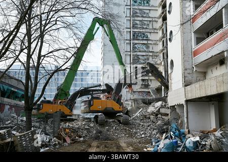 24.02.2025, Germania, Berlino, Berlino - demolizione di edifici prefabbricati sulla Mollstrasse a Berlino-Mitte. Gli escavatori si trovano su cumuli di macerie Foto Stock