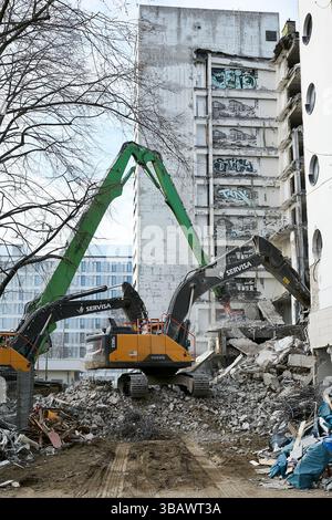24.02.2025, Germania, Berlino, Berlino - demolizione di edifici prefabbricati sulla Mollstrasse a Berlino-Mitte. Gli escavatori si trovano su cumuli di macerie Foto Stock