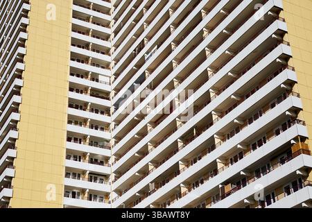 03.03.2025, Germania, Berlino, Berlino - Vista dettagliata di un blocco torre su Helene-Weigel-Platz a Marzahn. 00R250303D042CAROEX.JPG [VERSIONE MODELLO: NON AP Foto Stock