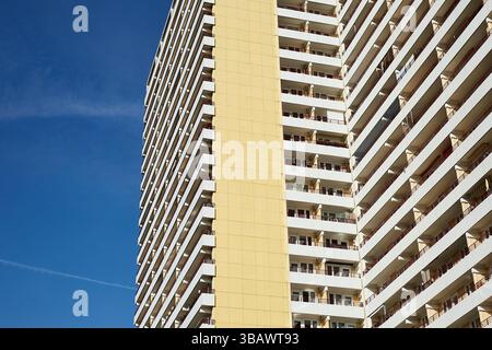 03.03.2025, Germania, Berlino, Berlino - Vista dettagliata di un blocco torre su Helene-Weigel-Platz a Marzahn. 00R250303D044CAROEX.JPG [VERSIONE MODELLO: NON AP Foto Stock