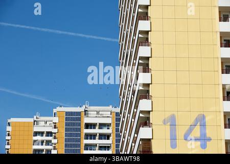 03.03.2025, Germania, Berlino, Berlino - blocchi di torre sulla Helene-Weigel-Platz a Marzahn. Un grande impianto fotovoltaico è stato installato a sud di faÁa Foto Stock