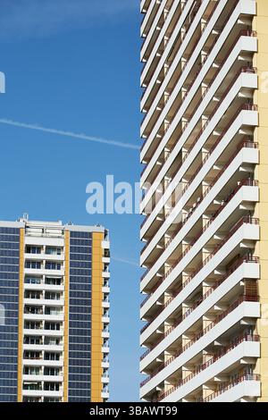03.03.2025, Germania, Berlino, Berlino - blocchi di torre sulla Helene-Weigel-Platz a Marzahn. Un grande impianto fotovoltaico è stato installato a sud di faÁa Foto Stock