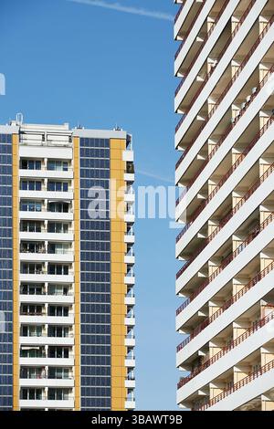 03.03.2025, Germania, Berlino, Berlino - blocchi di torre sulla Helene-Weigel-Platz a Marzahn. Un grande impianto fotovoltaico è stato installato a sud di faÁa Foto Stock