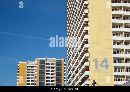 03.03.2025, Germania, Berlino, Berlino - blocchi di torre sulla Helene-Weigel-Platz a Marzahn. Un grande impianto fotovoltaico è stato installato a sud di faÁa Foto Stock