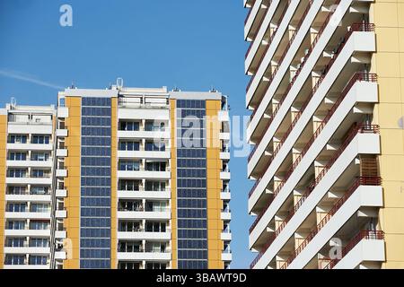 03.03.2025, Germania, Berlino, Berlino - blocchi di torre sulla Helene-Weigel-Platz a Marzahn. Un grande impianto fotovoltaico è stato installato a sud di faÁa Foto Stock