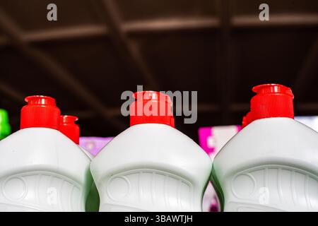 mezzi igienici per lavare piatti, impianti idraulici, uyurki in casa e in ufficio nel supermercato Foto Stock