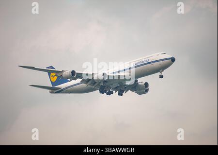 22.10.2024, Singapore, Singapore - aeromobile passeggeri Lufthansa del tipo Boeing 747-8 Jumbo Jet con immatricolazione D-ABYT negli speci retrò Foto Stock