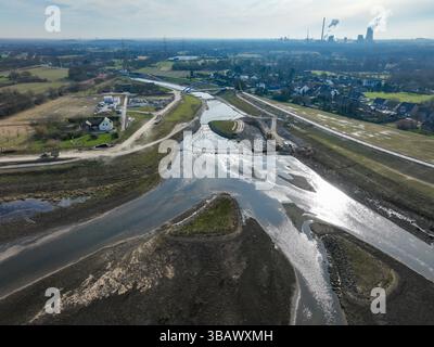 19.02.2025, Germania, Renania settentrionale-Vestfalia, Dinslaken - nuovo estuario di Emscher nel Reno. Rinaturalizzazione dell'Emscher. Protezione dalle inondazioni ampia Foto Stock