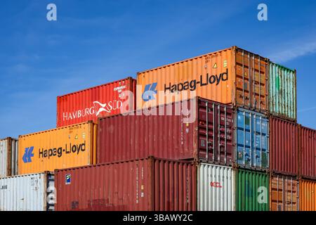 08.04.2025, Germania, Renania settentrionale-Vestfalia, Duisburg - container Hapag-Lloyd nel porto di Duisburg, la nuova via della seta collega l'entroterra europeo Foto Stock