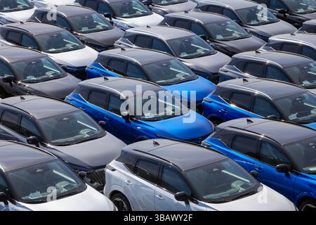 08.04.2025, Germania, Renania settentrionale-Vestfalia, Duisburg - autovetture nuove, punto di trasbordo, terminal auto nel porto di Duisburg. 00X250408D021CAROEX.JPG [MODELLO Foto Stock