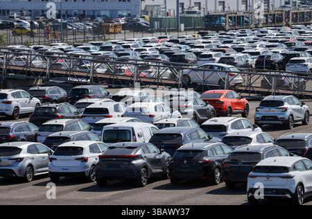 08.04.2025, Germania, Renania settentrionale-Vestfalia, Duisburg - autovetture nuove, punto di trasbordo, terminal auto nel porto di Duisburg. 00X250408D018CAROEX.JPG [MODELLO Foto Stock