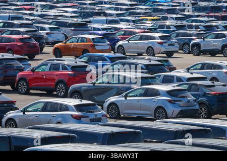 08.04.2025, Germania, Renania settentrionale-Vestfalia, Duisburg - autovetture nuove, punto di trasbordo, terminal auto nel porto di Duisburg. 00X250408D019CAROEX.JPG [MODELLO Foto Stock