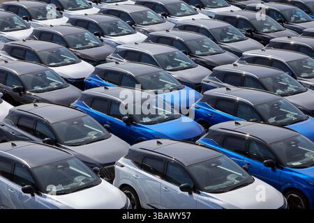 08.04.2025, Germania, Renania settentrionale-Vestfalia, Duisburg - autovetture nuove, punto di trasbordo, terminal auto nel porto di Duisburg. 00X250408D022CAROEX.JPG [MODELLO Foto Stock