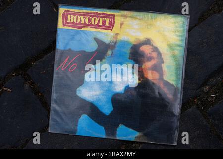 Leopoli, Ucraina - 13 maggio 2025: Boicottaggio vinile n. 1988 con copertina artistica su sfondo nero testurizzato, Still Life a tema musicale Foto Stock