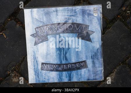 1Lviv, Ucraina - 13 maggio 2025: 988 Bon Jovi New Jersey copertina in vinile dell'album rock, esposta su pavimentazioni di ciottoli. Foto Stock