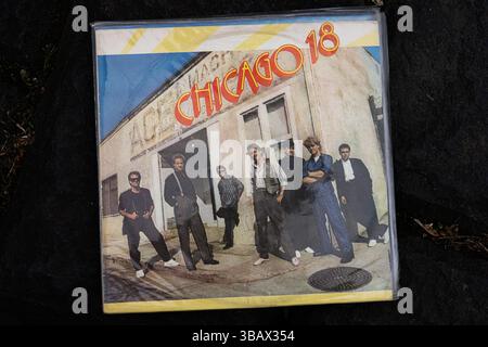 Leopoli, Ucraina - 13 maggio 2025: La copertina dell'album Chicago 18 della band Chicago, pubblicata nel 1986. Foto Stock