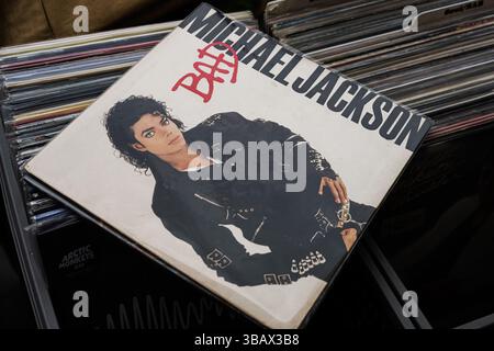 Leopoli, Ucraina - 13 maggio 2025: Vinile dell'album di Michael Jackson del 1987 "Bad" in una raccolta Foto Stock
