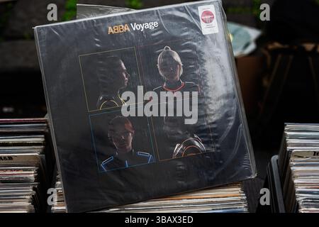 Leopoli, Ucraina - 13 maggio 2025: Copertina in vinile dell'album Voyage degli ABBA 2021, che rappresenta la musica pop e la nostalgia. Foto Stock