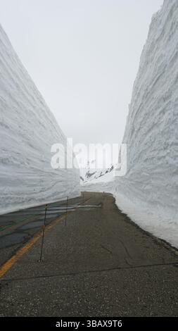 Percorso alpino Tateyama Kurobe: Un viaggio attraverso il Paese delle meraviglie del Giappone Foto Stock