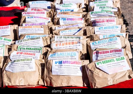 Rimedi tradizionali a base di erbe in vendita presso Un mercato stradale vicino alla città di Cachi, provincia di Salta, Argentina. Foto Stock