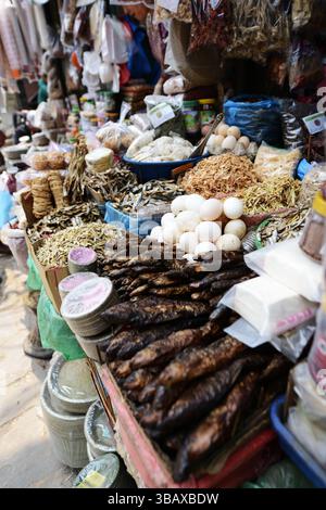 Un negozio di pesce secco, uova e spezie in un mercato locale a Kathmandu, Nepal. Foto Stock