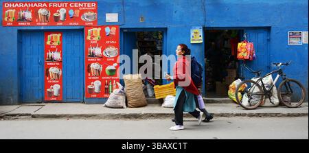 Un edificio colorato blu nella vicina Thamel a Kathmandu, Nepal. Foto Stock