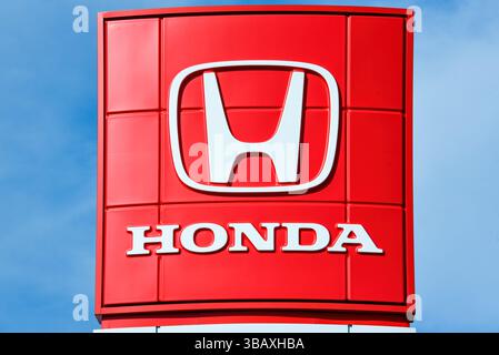 Ottawa, Canada – 13 maggio 2025: Insegna a Barrhaven Honda. Honda è una delle dieci maggiori case automobilistiche al mondo, e la più grande casa automobilistica del mondo Foto Stock