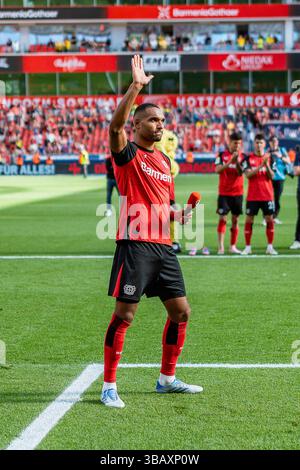 Leverkusen, Germania. 11 maggio 2025. 11.05.2025, Bayer 04 Leverkusen contro Borussia Dortmund, 1. Bundesliga, 33 anni. Spieltag Jonathan Tah (Bayer 04 Leverkusen, #4) bei seinem Abschied/Seiner Verabschiedung aus der BayArena Wichtiger Hinweis: Gemaess den Vorgaben der DFL Deutsche Fussball Liga bzw. Des DFB Deutscher Fussball-Bund ist es untersagt, in dem Stadion und/oder vom Spiel angefertigte Fotoaufnahmen in forma von Sequenzbildern und/oder videoaehnlichen Fotostrecken zu verwerten credito: dpa/Alamy Live News Foto Stock