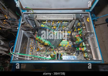 Elettronica interna che controlla il motore della nave principale wartsila. Foto Stock