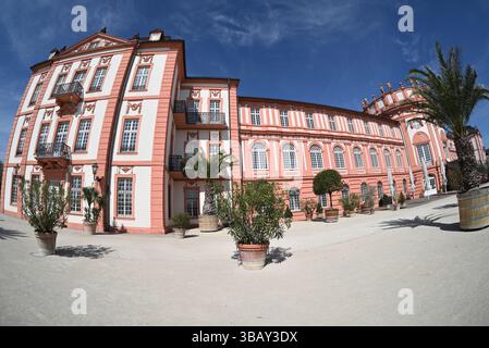 Palazzo Biebrich - una residenza barocca a tre alate costruita nel 1734 dal principe Carlo, progettata da Friedrich Joachim Stengel. Foto Stock