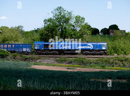 Locomotiva diesel GBRf classe 66 n. 66727 "Maritime One" su un treno merci, Warwickshire, Regno Unito Foto Stock