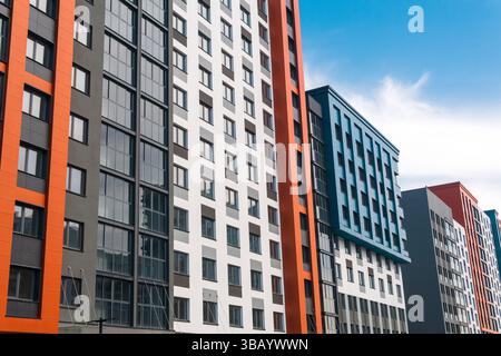 Moderni appartamenti in una giornata di sole. Facciata di un moderno edificio di appartamenti. Foto Stock