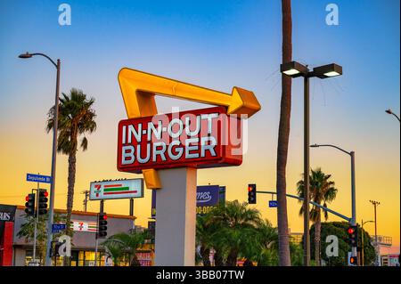 Insegna in-N-Out Burger al tramonto a Los Angeles, California Foto Stock