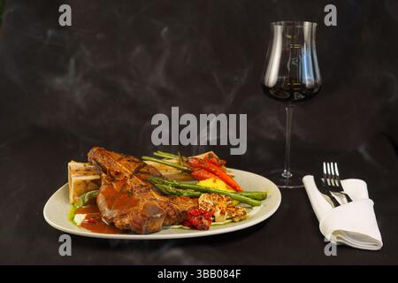 Ulan Bator, Mongolia. 6 maggio 2025. Bistecca grigliata con midollo osseo di manzo e vino rosso. Crediti: L.Enkh-Orgil. Foto Stock