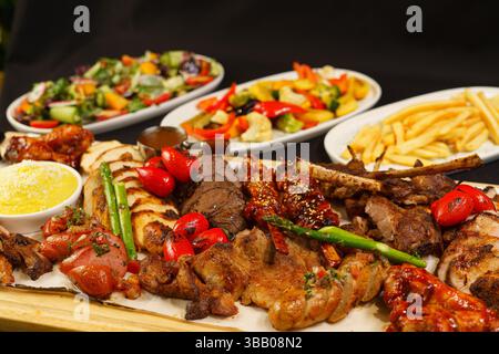 Ulan Bator, Mongolia. 6 maggio 2025. Una varietà di carni deliziose con insalata fresca. Crediti: L.Enkh-Orgil. Foto Stock