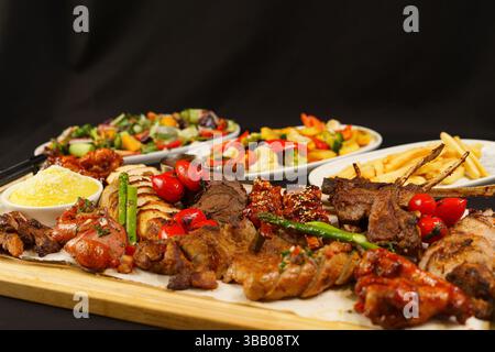 Ulan Bator, Mongolia. 6 maggio 2025. Una varietà di carni deliziose con insalata fresca. Crediti: L.Enkh-Orgil. Foto Stock