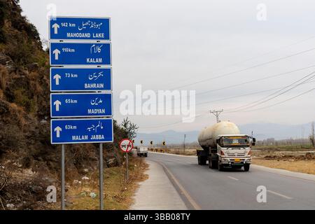 Petroliera su Swat Road con indicazioni per il Pakistan Foto Stock