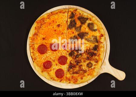 Ulan Bator, Mongolia. 6 maggio 2025. Pizza mista appena preparata. Crediti: L.Enkh-Orgil. Foto Stock